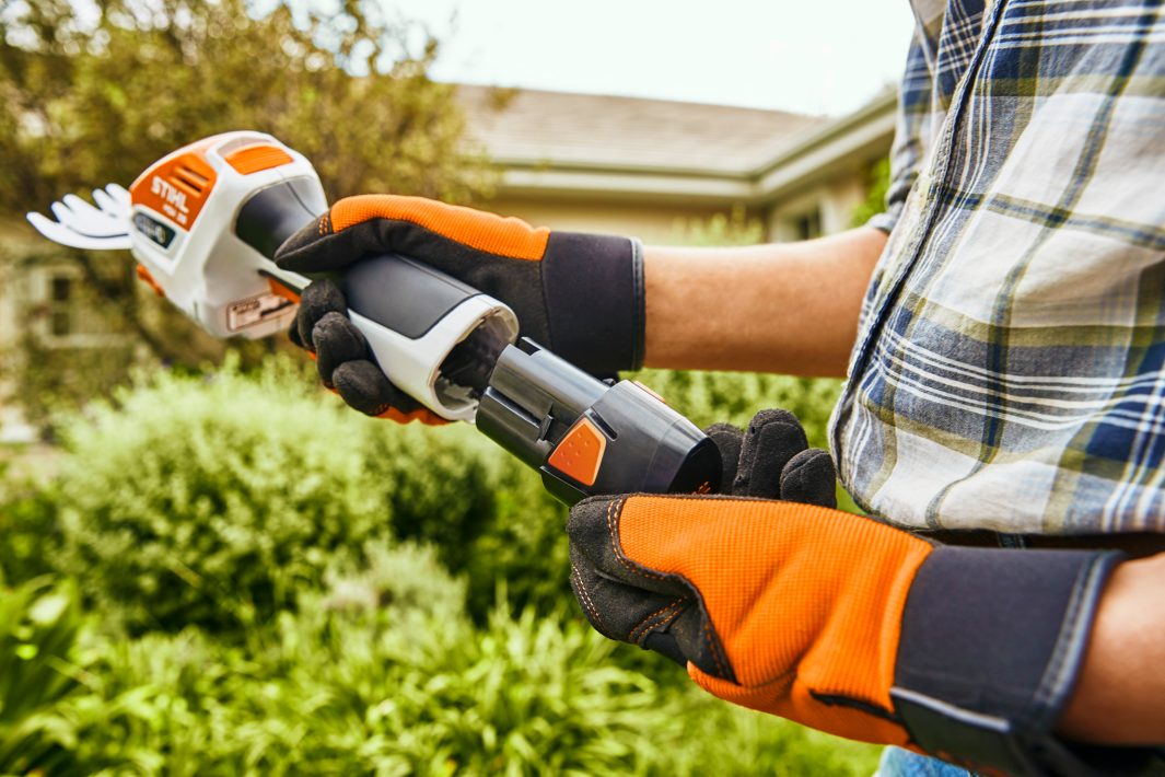 STIHL HSA 26 MIT AKKU AS 2 UND LADEGERÄT AL 1