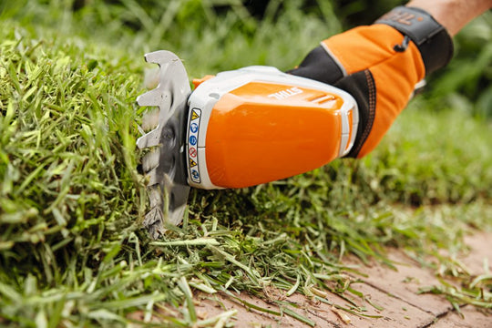 STIHL HSA 26 MIT AKKU AS 2 UND LADEGERÄT AL 1
