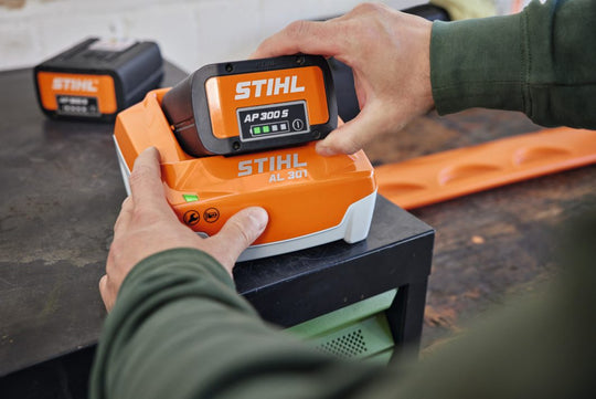 Stihl Ladegerät AL 301